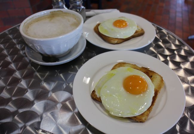 カフェラテとクロックマダムで朝食を