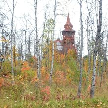 紅葉に包まれる教会