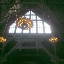 暗いが、シンプルな飾りが見える