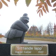 教会前にある像。キルナ市内あちこちに同じような作品があった。