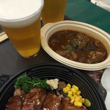 お肉は柔かい。シチューは味がまろやかで美パンが欲しくなった。