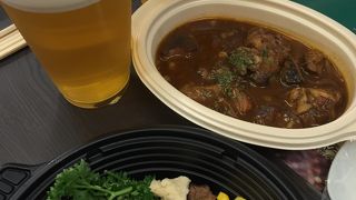 大通り６丁目の野外ステージ前で美味しくいただく