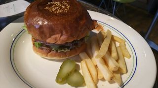 多くの若者が集うハンバーガーショップ