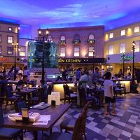 壁沿いに食事が並び、中央にデザートやドリンクがありました