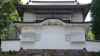 ちょっと離れた所にあります、お見逃しなく！