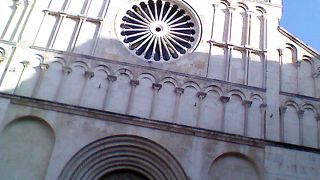 大聖堂は12世紀に建てられたそうでとても歴史を感じさせる建物でした