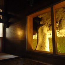 御涼所内にある抜け穴