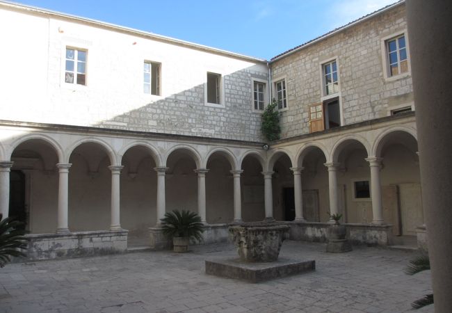 回廊と中庭がとても良い雰囲気の修道院でした