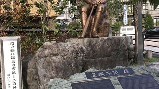 カラクリ時計の脇にひっそり佇む正岡子規像！！