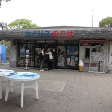 ここから水上バスに乗ります