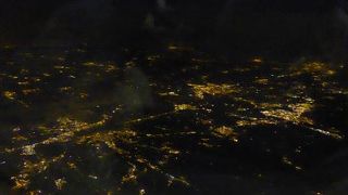 飛行機から歩いてターミナルへ行きます