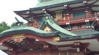 朱塗りの立派な御本殿