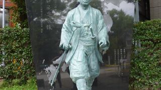 今にも歩き出しそう