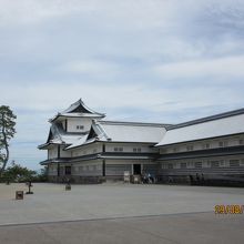 二の丸広場から菱櫓を臨む