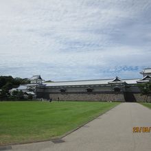 三の丸広場から五十間長屋を臨む