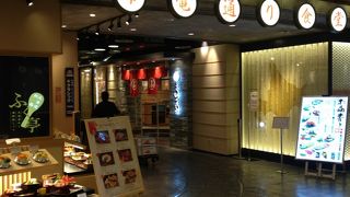 食堂が建ち並ぶ