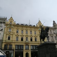 イエラチッチ将軍の騎馬像