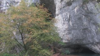 下湖群の東側、バスのりばのST1から割と近い場所にある洞窟です