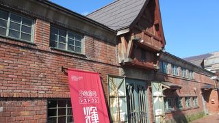 小樽運河沿いに建っています