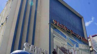 ランチのステーキセットはパフォーマンスも含めて美味しく楽しかった。