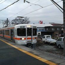 東海道線と似た車両が走ってます。