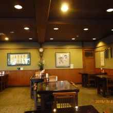 店内のテーブル席