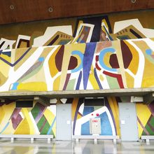 レーモンド自身が描いた壁画がホール2階にある。