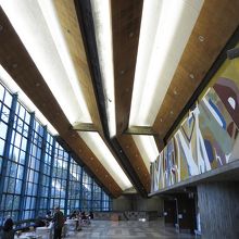 ２階ホワイエの証明と窓ガラスが独創的とも言える。