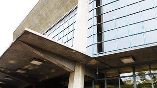 アントニン・レーモンドの傑作「群馬音楽センター」はぜひとも訪ねてみたいところである。