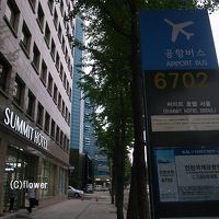 仁川空港までのバス停がホテル前にあります。