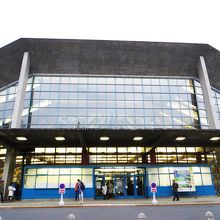 音楽堂を正面から撮る。全面ガラス張りなのが大きな特徴である。