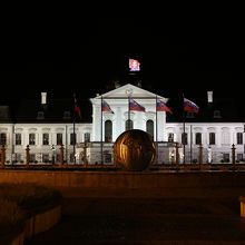 夜の大統領官邸と手前の球体のオブジェ