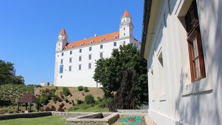 白い城壁と4角のオレンジの塔が印象的