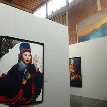 ホールではサーメ人の民族衣装をつけた絵画や写真を展示