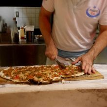 おおきなトルコ風ピザ（ピデ）