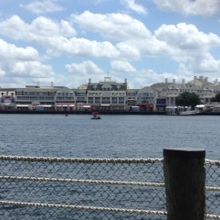 ビーチ＆ヨットホテルの目の前、ボードウォークにもホテルがあり