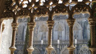 中庭と石柱回廊が見もの