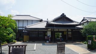 二つの建物は隣り合わせで建っています