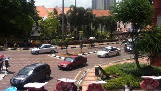 歴史的な建物が並び静かな通りもある