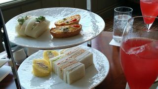 景色を楽しみながら優雅なティータイム