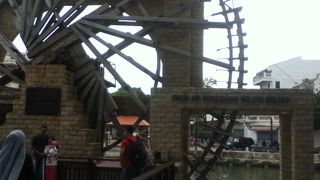 マラッカ川にある大きな水車