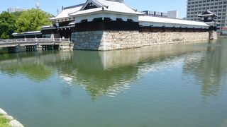 堀から見る姿が美しい！