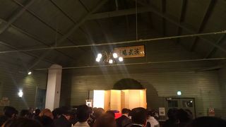 時計台内にホールもありますが、これがまた“粋な”ところでして