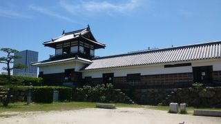 平櫓と太鼓櫓をつないでいます！