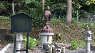 蓮華寺内の奥にあります