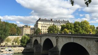 シモーヌ・ド・ボーヴォワール橋の曲線美と無骨な感じのコントラストがとても印象的でした。