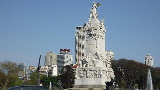 道路の真ん中に鎮座