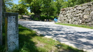 渡櫓はなく櫓台と石垣は残っています！