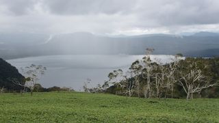 静かで大きな湖です