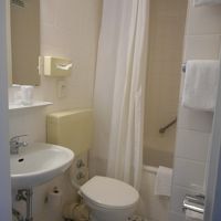 狭いですが、バスタブもあり、シャワーヘッドも取り外し可です。